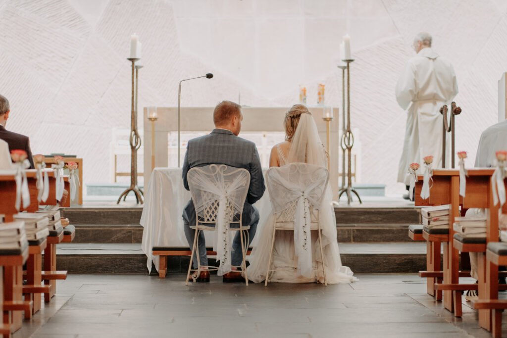 Mark und Steffi sitzend vor dem Altar.