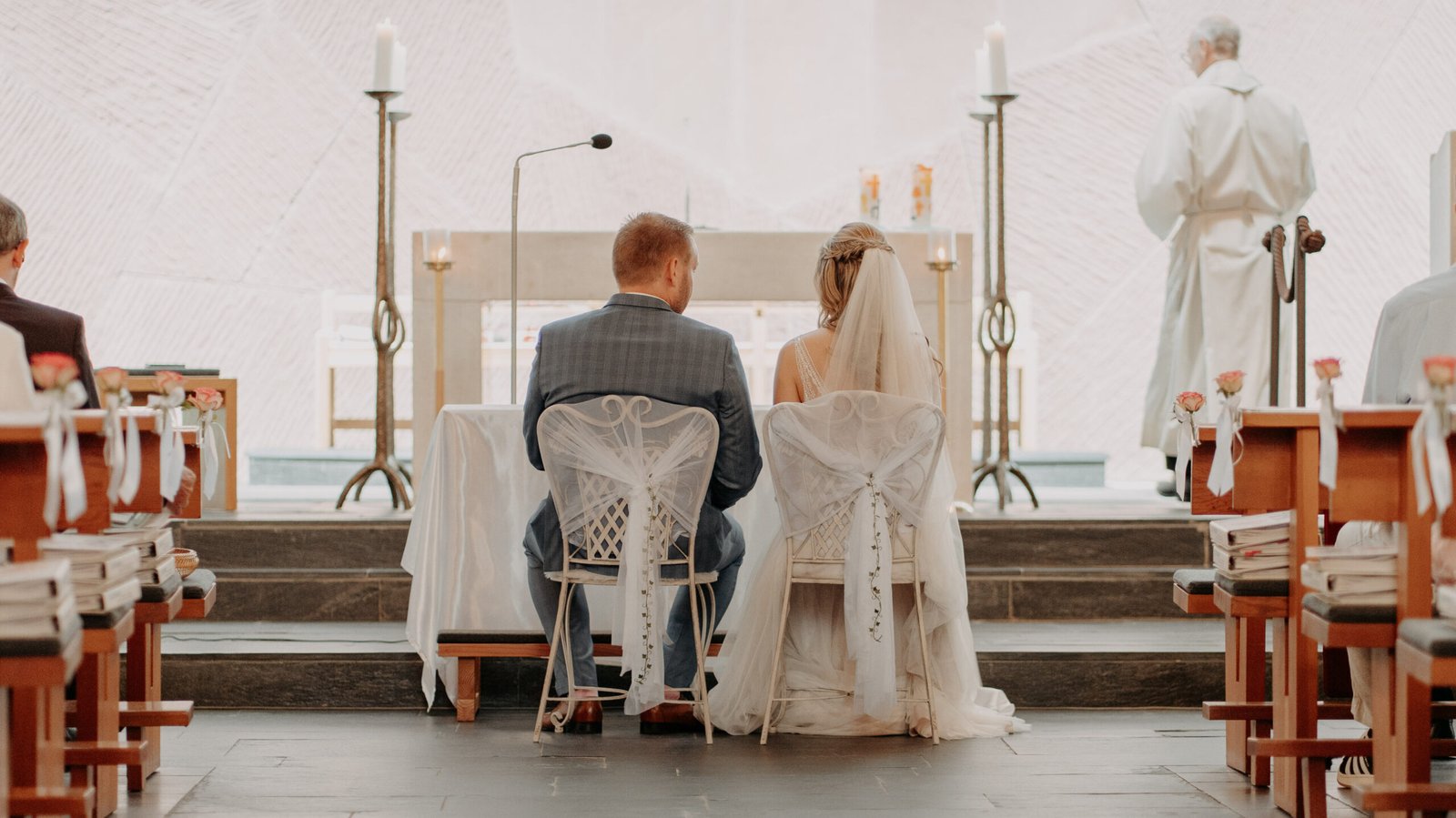 Mark und Steffi vor dem Altar