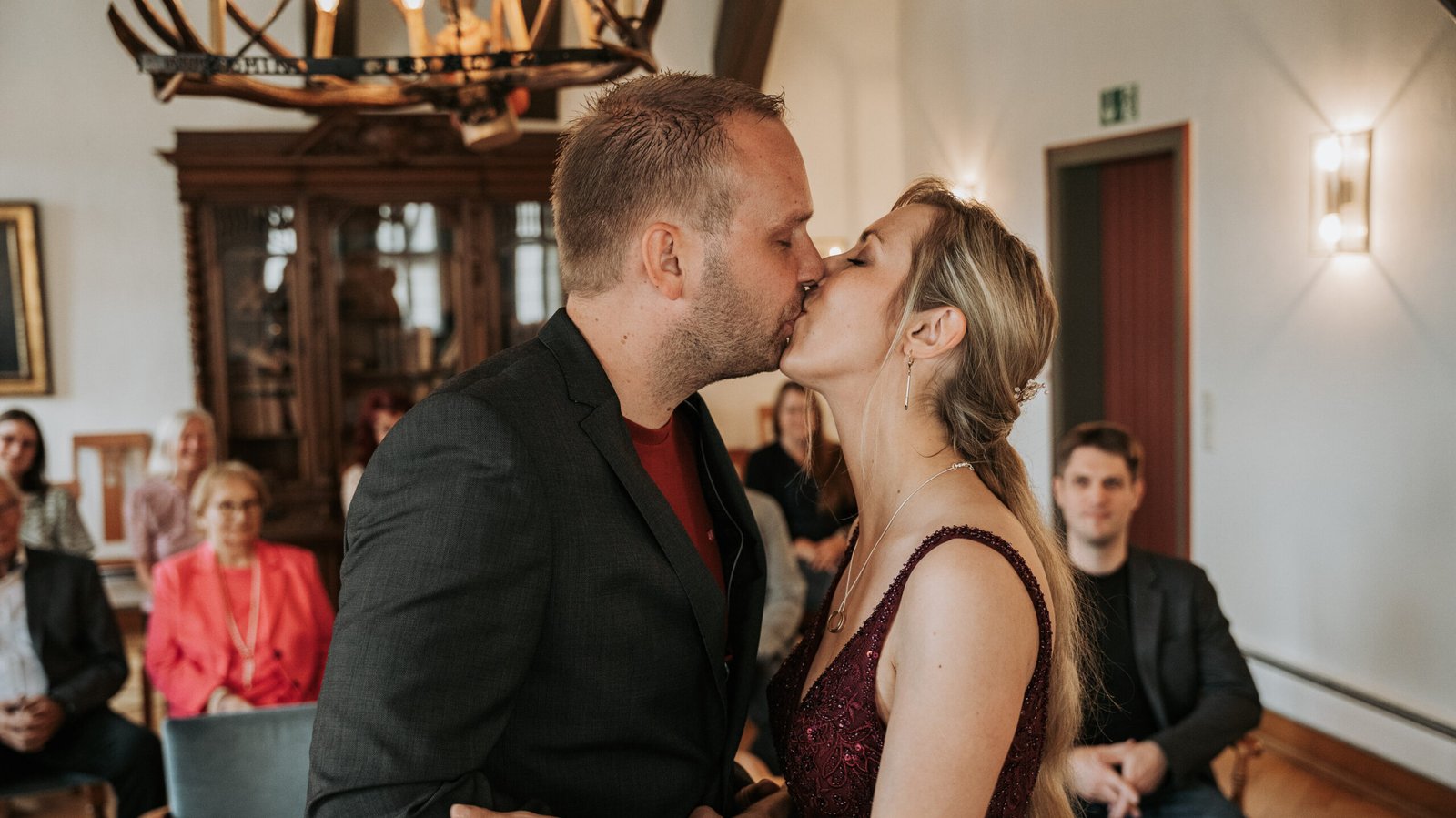 Mark und Steffi küssen sich im Standesamt nach der offiziellen Trauung.