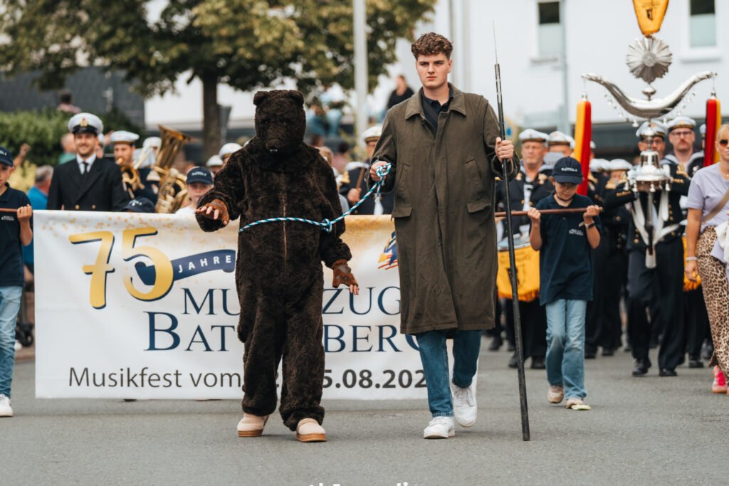 Der Festzug wird doch den Battenberger Bären angeführt.